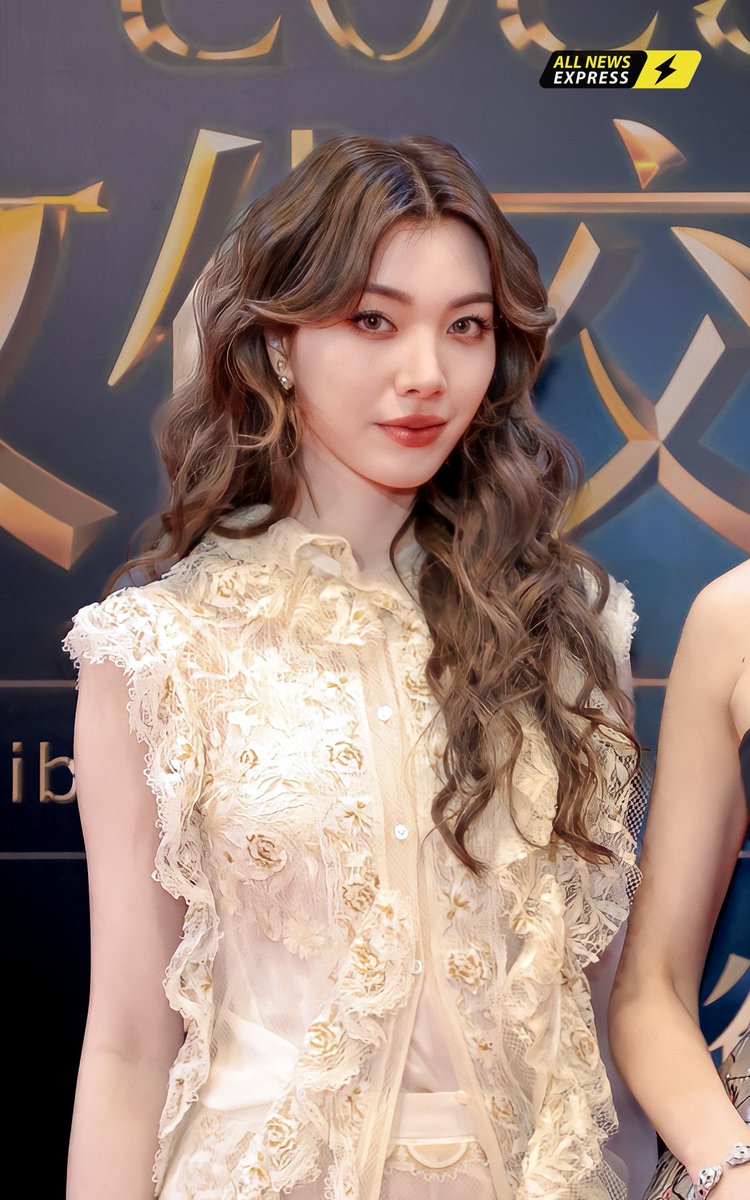 ALLNewsEXPRESS1's tweet photo. “ออม กรณ์นภัส” ร่วมเดิน Red Carpet ในงานประกาศรางวัลสุดยิ่งใหญ่ Weibo Cultural Exchange Night in Thailand 2025 ✨️💖

LINGORM WEIBO GALA 2025
#WeiboCulturalExchangeNight2025 
#LingOrmxWeiboCultureNight 
#Ormkornnaphat #ออมกรณ์นภัส https://t.co/9E9Asez8aB