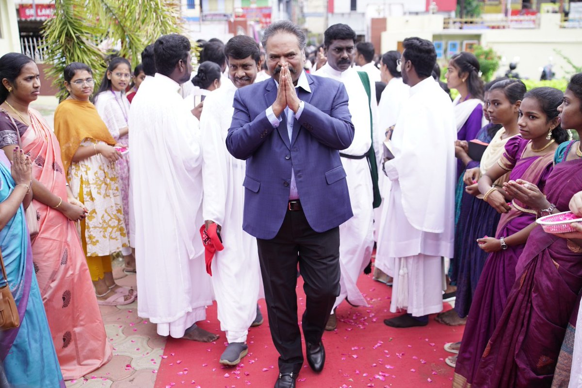 FernandasRaja's tweet photo. conducted the service with other bishops, Hon. Treasurer Prof. Dr. B. Vimal Sukumar and other leaders was also present.
#Erode-SalemDiocese #BishopConsecration #FernandasRathinaRaja #CSI https://t.co/ULjZQj72Wt