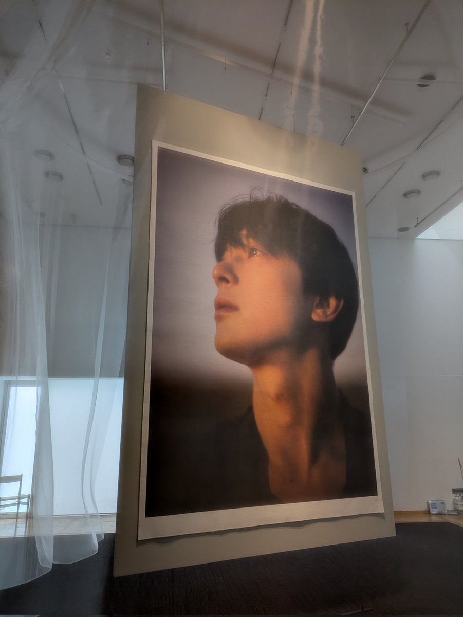 kazuko_1000's tweet image. #FOSS ＠代官山。瀧本幹也さん撮影、吉沢亮さん写真展。アイスランドの地に立つ亮さんは美青年でありつつ渋みもあり、紗幕が作品を幻想的に彩ります。旧朝倉家住宅でのサテライト展示もモダンで素敵でした。
