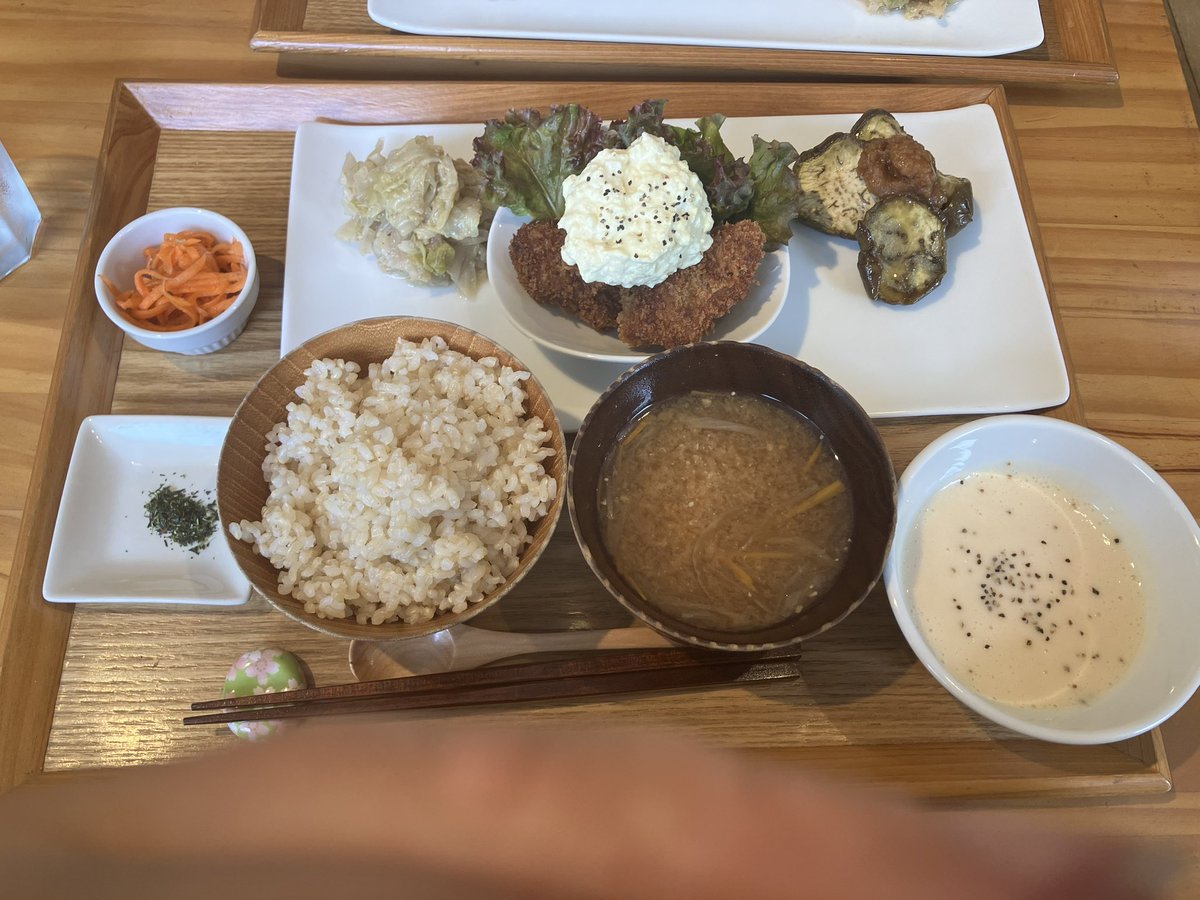 chiiilin's tweet photo. 定食っぽい https://t.co/U8fIoSYimr