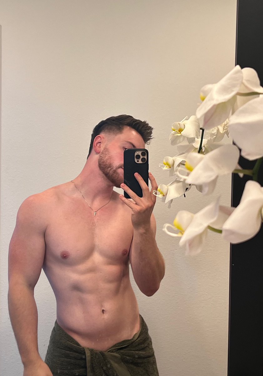ConPaxton's tweet photo. Let's get this started. 
Any #sugardady or #Sugarmommy around here ? https://t.co/0dxfWCiUPO
