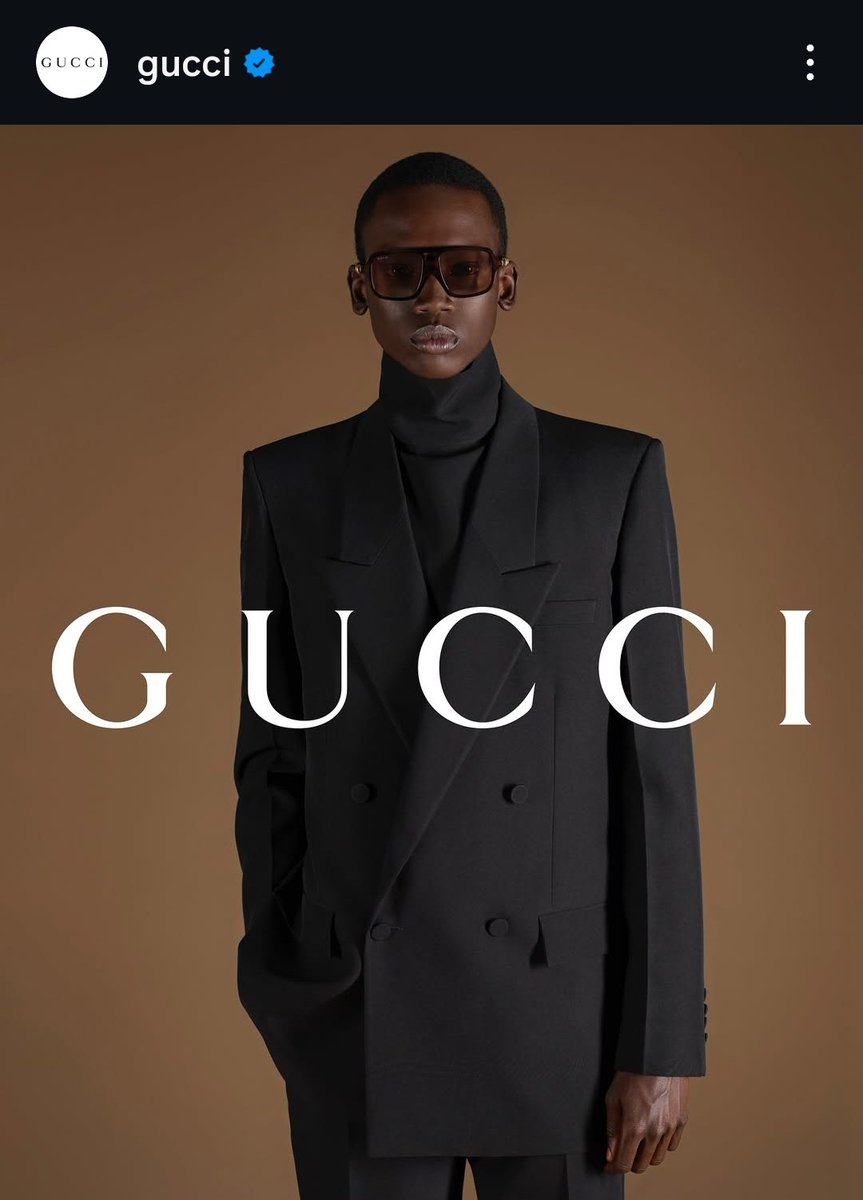 houseofKANA's tweet photo. Every time he wears Gucci, it’s not just a suit, it’s a statement. Effortlessly turning high fashion into timeless elegance, yes he is Gulf Kanawut, the 1st Thai Male Brand Ambassador of Gucci ✨️🖤

GULF X WEIBO GALA
#กลัฟWeiboกาล่า2025
@gulfkanawut https://t.co/ZkOBtY8OGq