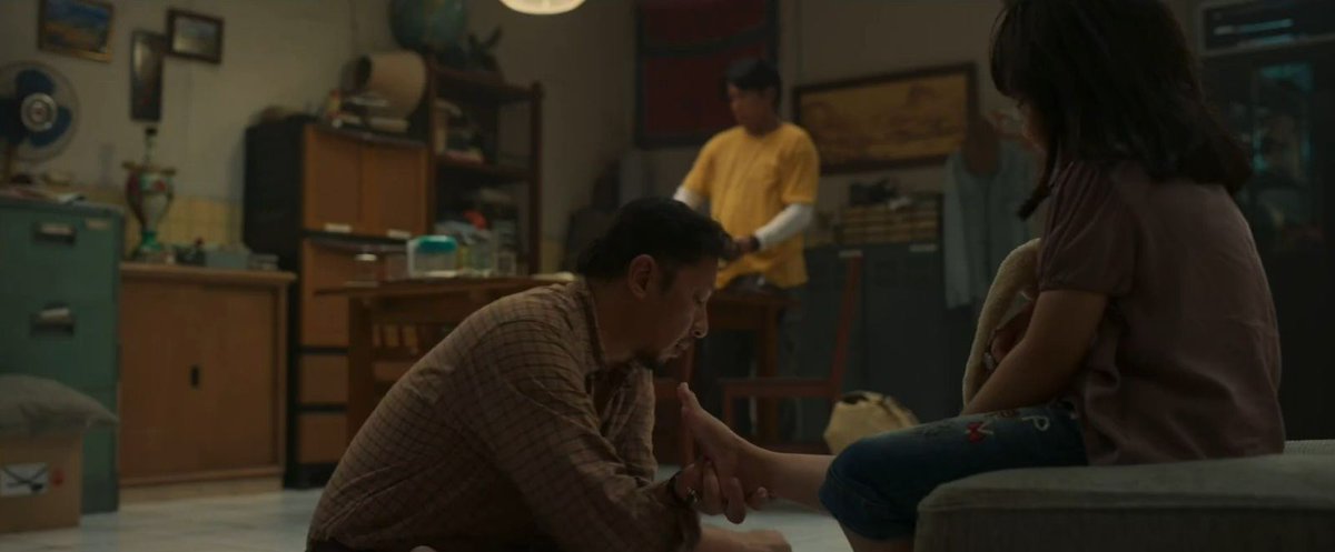 "Nggak ada orang tua yg sempurna. Nggak ada juga anak yg sempurna."

Kalau butuh alasan buat nangis, ingin hati terasa penuh karena menyaksikan aksi kebaikan atau quality time bareng keluarga, sempatkan nonton Panggil Aku Ayah di bioskop. Kisahkan dua debt collector yg tiba-tiba