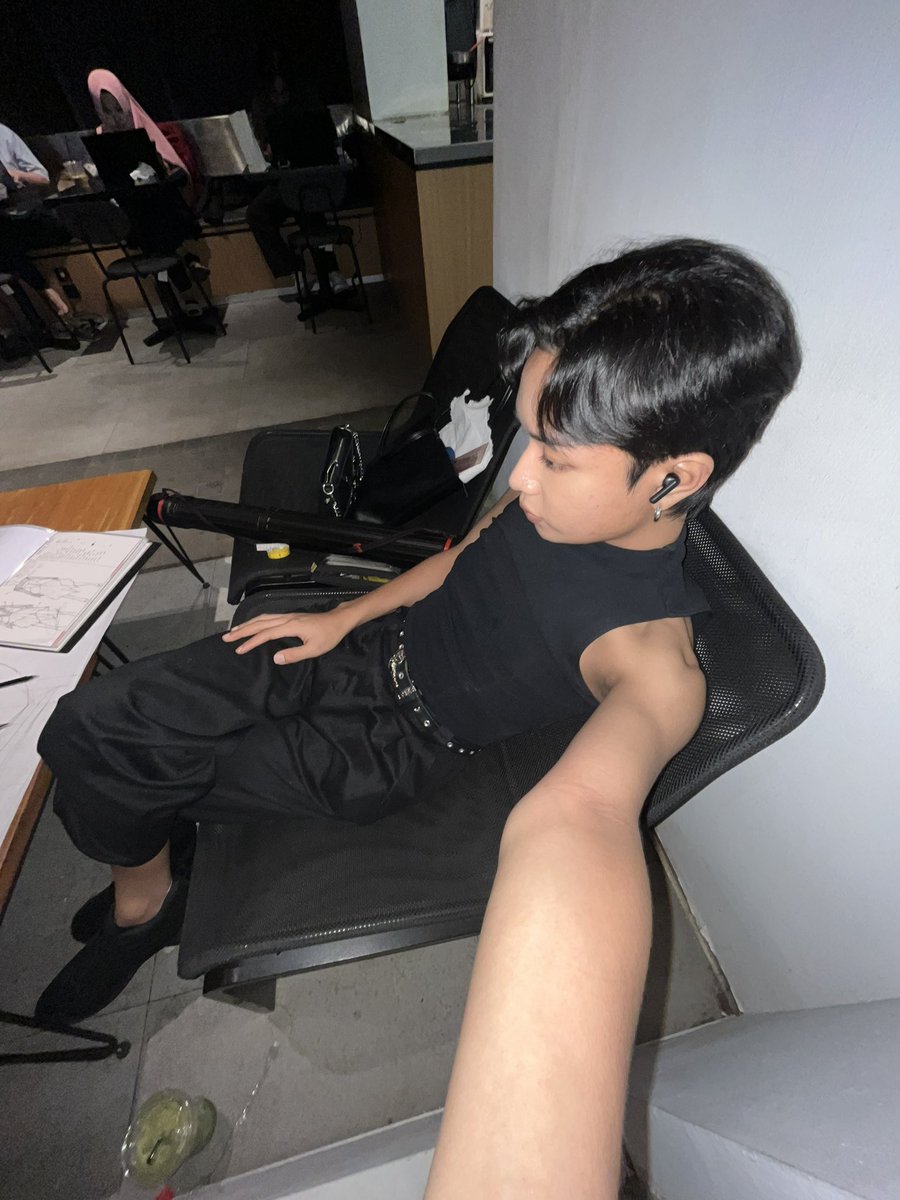 GIVENCHIQUE's tweet photo. small kostan bitches make do #DEADLINERS https://t.co/VNWwSHceDN