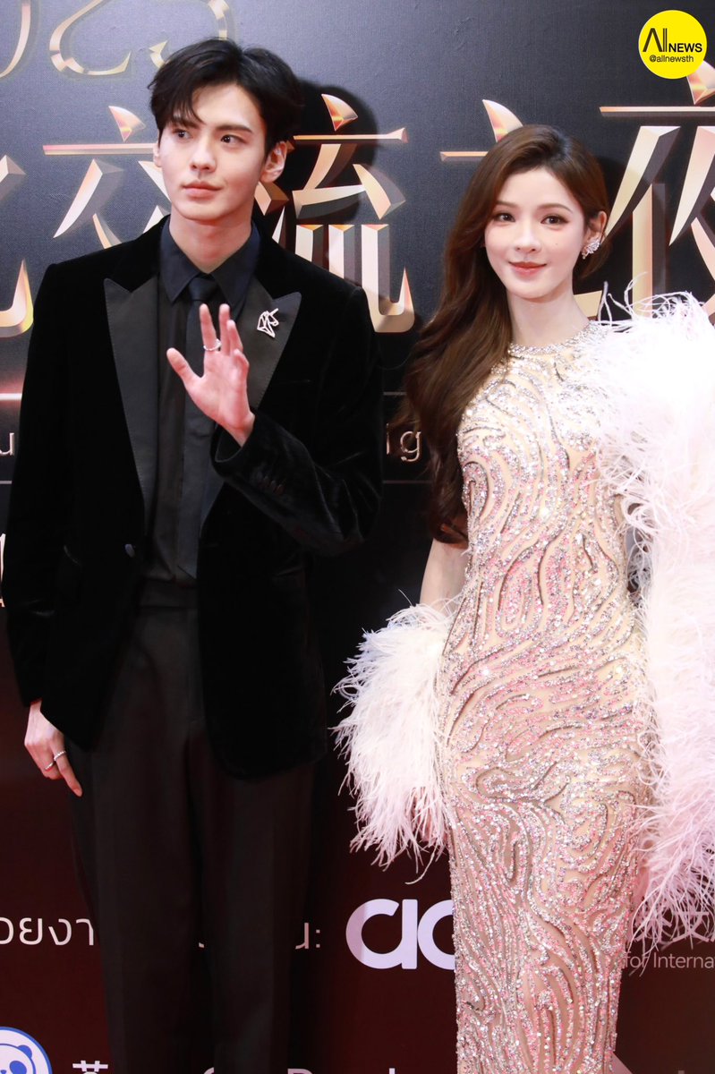 AllNews_th's tweet photo. "Biwenjun" - "Zhangyuxi" ร่วมเดินพรมในงาน 'WEIBO CULTURAL EXCHANGE NIGHT IN THAILAND' 

#ปี้เหวินจวิ้น #毕雯珺 #BiWenJun
#จางอวี่ซี #ZhangYuxi #张予曦
#WeiboCulturalExchangeNight2025
#WeiboGala2025 https://t.co/0GjSiZ8z3H