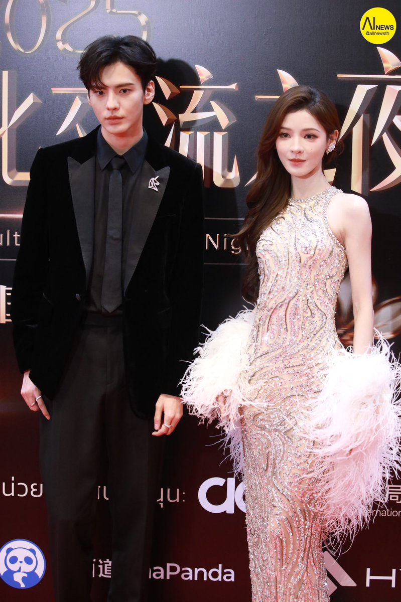 AllNews_th's tweet photo. "Biwenjun" - "Zhangyuxi" ร่วมเดินพรมในงาน 'WEIBO CULTURAL EXCHANGE NIGHT IN THAILAND' 

#ปี้เหวินจวิ้น #毕雯珺 #BiWenJun
#จางอวี่ซี #ZhangYuxi #张予曦
#WeiboCulturalExchangeNight2025
#WeiboGala2025 https://t.co/0GjSiZ8z3H