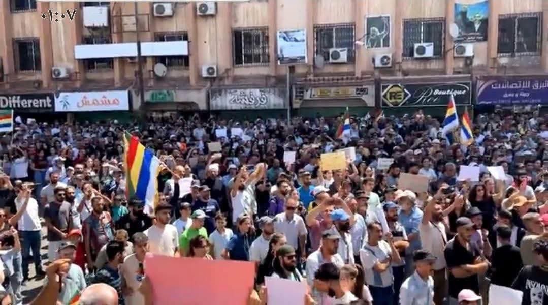 La comunidad drusa sale a las calles de #Suwayda para manifestarse contra el gobierno sirio.
Las protestas exigen el derecho a la autodeterminación y justicia para las víctimas 
#Siria