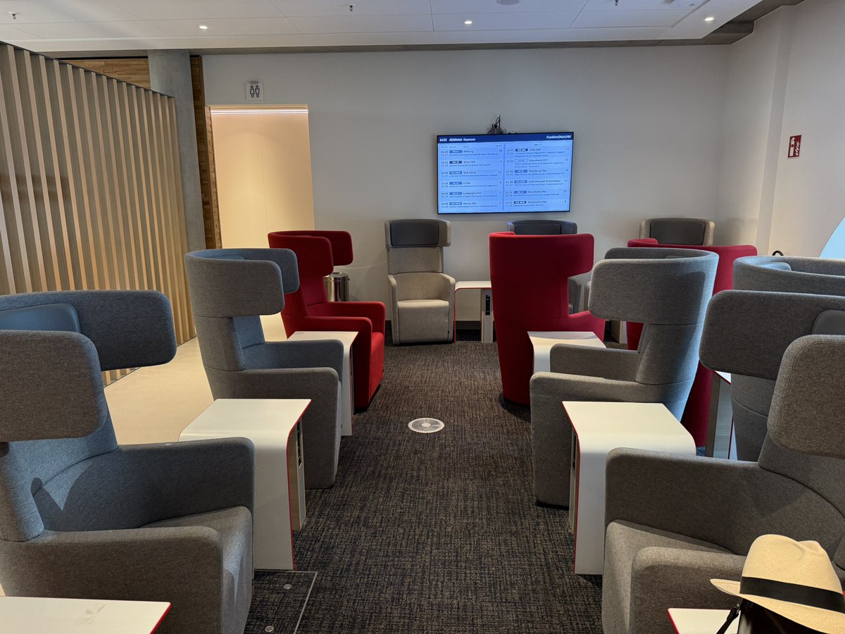 WolfgangFRothe's tweet photo. Man möchte ja auch mal was Positives über die Deutsche Bahn schreiben: Als BahnCard und Deutschlandticket-Kunde kann ich die DB-Lounge kostenlos nutzen. Bequeme Sessel, saubere Toiletten, kostenlose Getränke. Geht doch.
#DeutscheBahn #Bahn #Zug #Zugreisen #Bahnfahren #DBLounge https://t.co/HynfksGdbh
