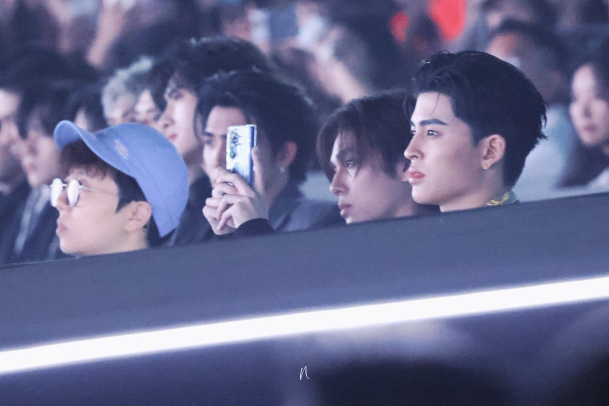 Maruko_ni's tweet image. Phuwin taking a picture of @patrick_pppat
(and Zhan Xuan OMG)
PONDPHUWIN WEIBO CULTURAL
#WeiboGala2025xPondPhuwin
#ppnaravit #phuwintang