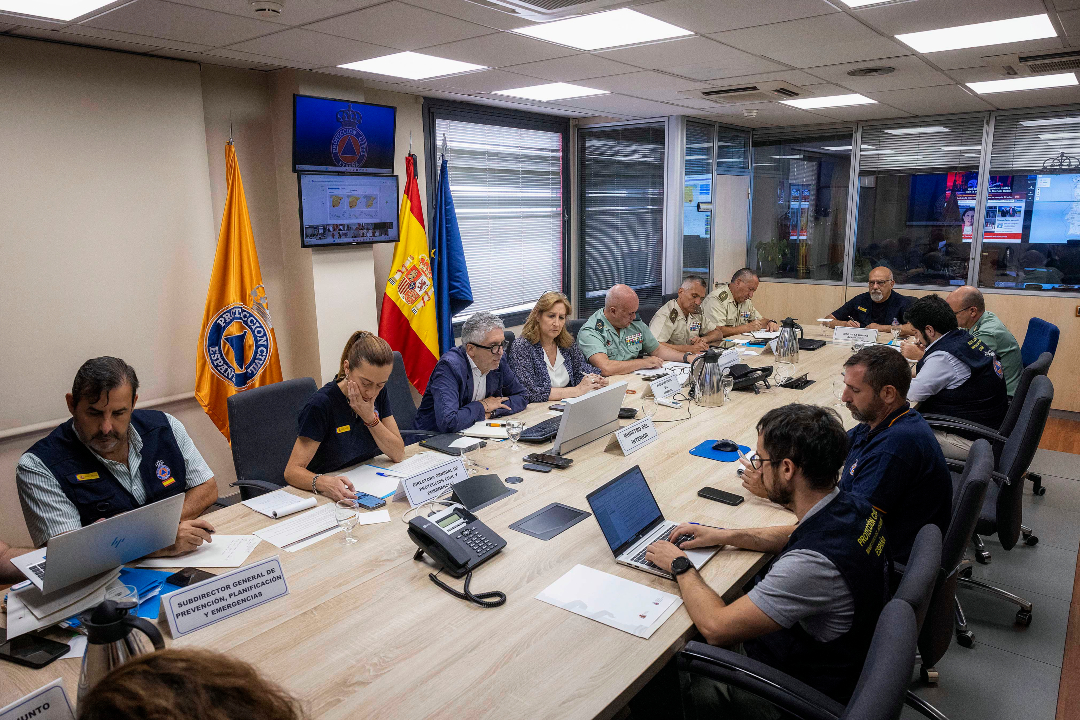 Ministerio del Interior (@interiorgob) on Twitter photo 🔴 Se mantiene el nivel de riesgo extremo por incendios.
🔥 19 están en situación operativa 2, aunque podría cambiar durante el día.
➡️ Reunión del Comité Estatal de Coordinación y Dirección para Incendios Forestales, presidida por el presidente <a href="/sanchezcastejon/">Pedro Sánchez</a> 🔴 Se mantiene el nivel de riesgo extremo por incendios.
🔥 19 están en situación operativa 2, aunque podría cambiar durante el día.
➡️ Reunión del Comité Estatal de Coordinación y Dirección para Incendios Forestales, presidida por el presidente <a href="/sanchezcastejon/">Pedro Sánchez</a>
