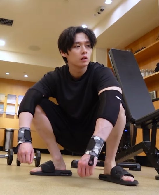 형아 미안해

                               ? 뭐가
나 바람폈어...
                               뭔소리야
어제의 형보다
오늘의 형을
더 사랑하게 됐거든...

그리고 오늘의 형보다
내일의 형을
더 사랑할거야
                              뭔개소리야 xx