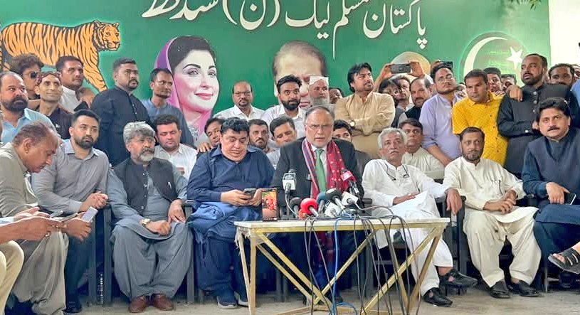 Khurram Abbas (@khurrambhatti01) on Twitter photo کراچی ۔ وفاقی وزیر منصوبہ بندی اور سیکریٹری جنرل پاکستان مسلم لیگ ن پروفیسر احسن اقبال مسلم لیگ ھاوس سندھ میں میڈیا کے نمائندوں سے گفتگو کرتے ہوئے
<a href="/betterpakistan/">Ahsan Iqbal</a> کراچی ۔ وفاقی وزیر منصوبہ بندی اور سیکریٹری جنرل پاکستان مسلم لیگ ن پروفیسر احسن اقبال مسلم لیگ ھاوس سندھ میں میڈیا کے نمائندوں سے گفتگو کرتے ہوئے
<a href="/betterpakistan/">Ahsan Iqbal</a>
