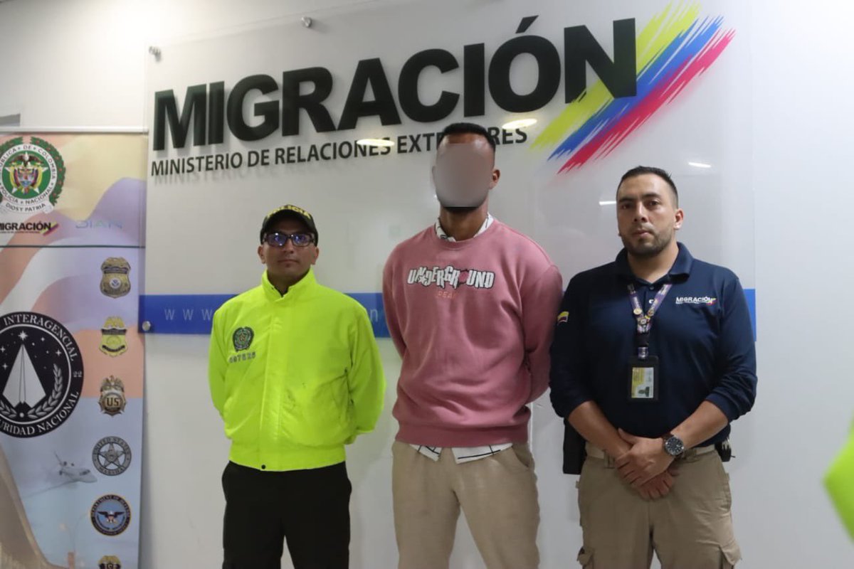 Migración Colombia (@migracioncol) on Twitter photo #Bogotá | <a href="/MigracionCol/">Migración Colombia</a> puso a disposición de la Policía en el aeropuerto <a href="/BOG_ELDORADO/">Aeropuerto El Dorado</a>, a un colombiano requerido por tráfico, porte o fabricación de armas de fuego. El individuo fue detectado por nuestros oficiales cuando llegaba al país deportado desde los Estados Unidos. #Bogotá | <a href="/MigracionCol/">Migración Colombia</a> puso a disposición de la Policía en el aeropuerto <a href="/BOG_ELDORADO/">Aeropuerto El Dorado</a>, a un colombiano requerido por tráfico, porte o fabricación de armas de fuego. El individuo fue detectado por nuestros oficiales cuando llegaba al país deportado desde los Estados Unidos.