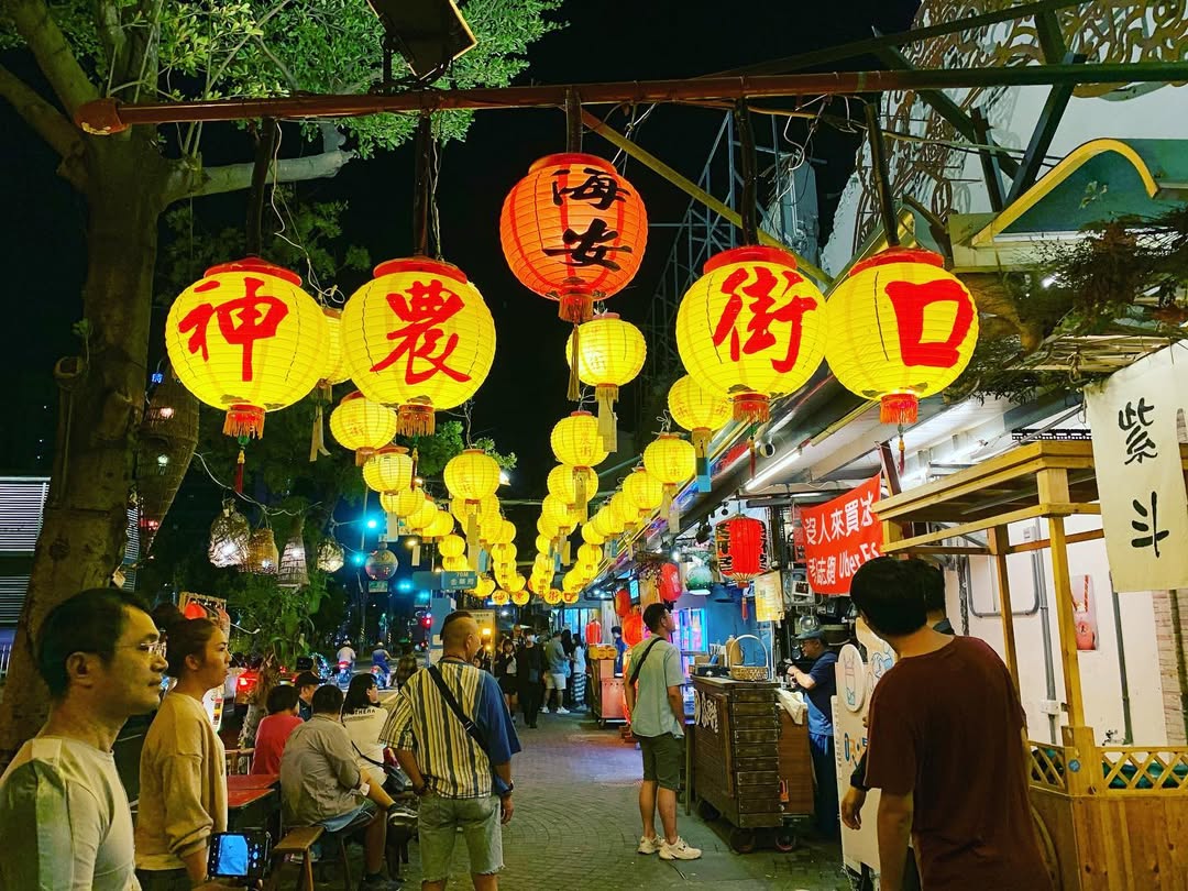 こんな街を歩くたびに、光と人々の声が重なり合って、心が温かくなる感じがして、すべてがもっと素敵に思える。🏮✨