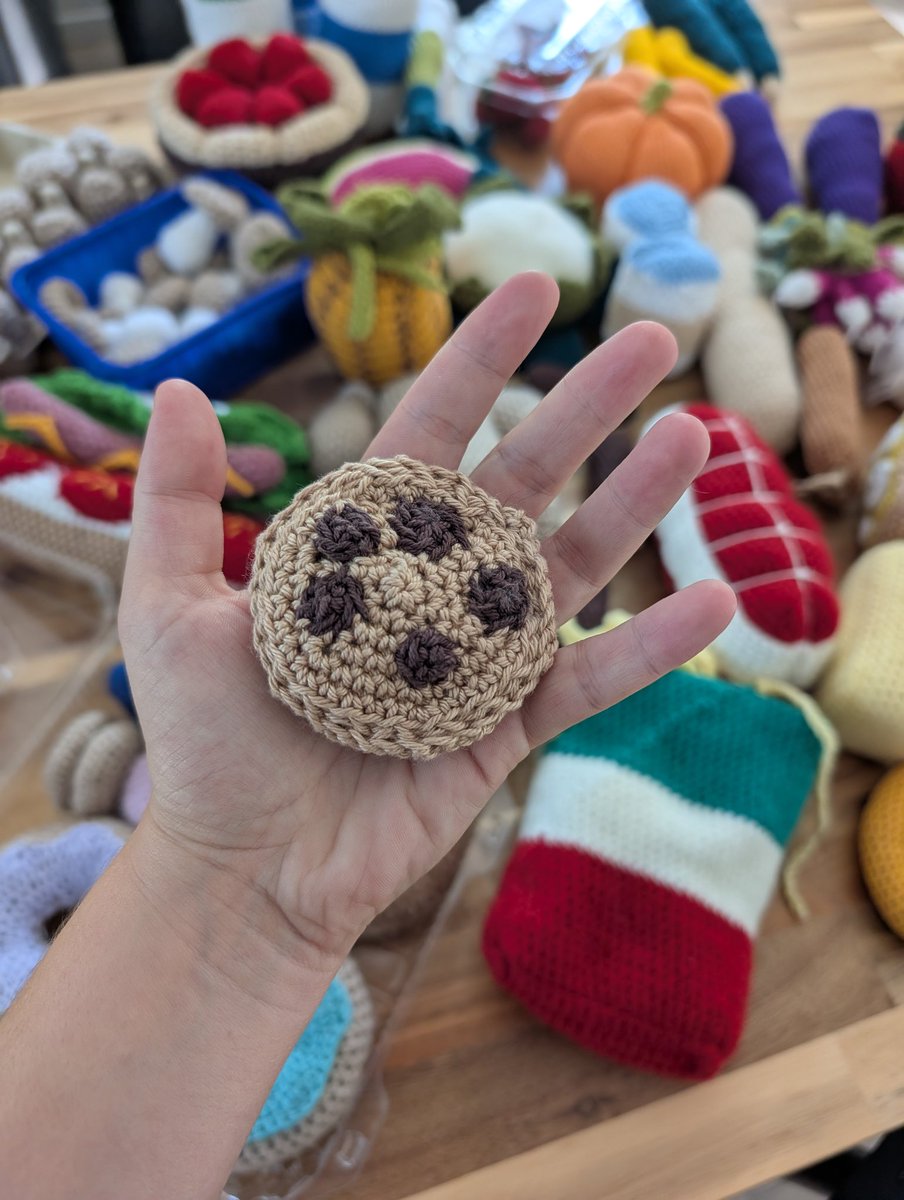illusleone's tweet image. j'en ai vu des pétages de plomb mais alors ma voisine qui m'offre "quelques" aliments en crochet pour ma classe c'est LE pétage de plomb de cette année 2025 (y en une centaine ?????)