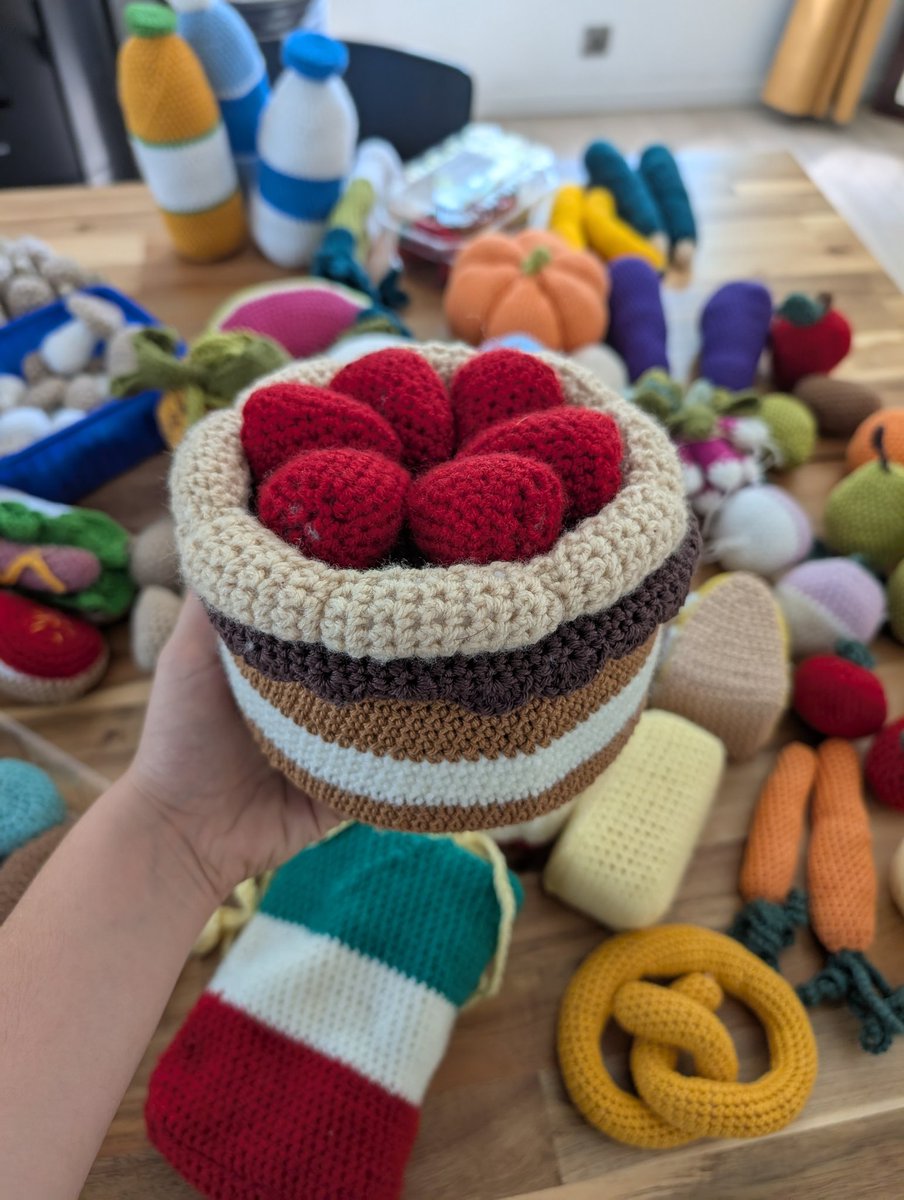 illusleone's tweet image. j'en ai vu des pétages de plomb mais alors ma voisine qui m'offre "quelques" aliments en crochet pour ma classe c'est LE pétage de plomb de cette année 2025 (y en une centaine ?????)