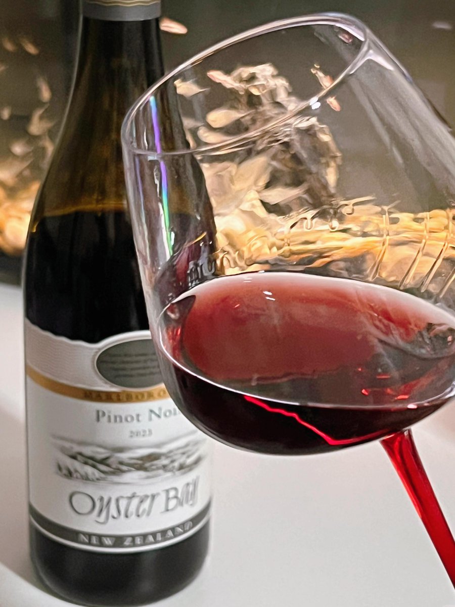 CButterscotch_C's tweet image. 夜、一人で静かに過ごし、手に持った一杯の赤ワインを楽しむ。この静けさと美しさをじっくり味わいながら、一口ごとに自分へのご褒美を感じる。すべての疲れを忘れ、今この瞬間の平穏だけが残る。🍷🌙
#夜の時間 #赤ワイン #孤独の美しさ #自分へのご褒美 #静け