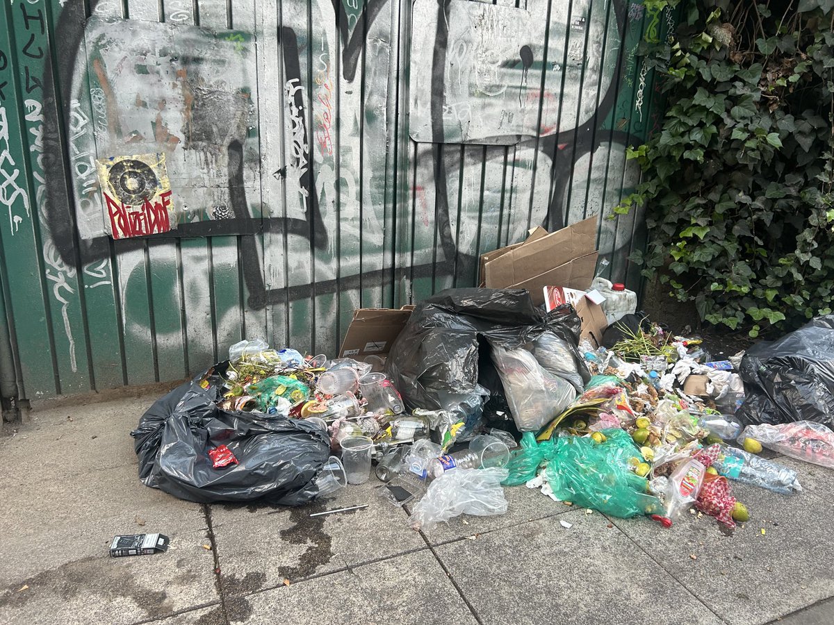 Así dejan el #ParquePushkin los vendedores. ⁦<a href="/AlcCuauhtemocMx/">Alcaldía Cuauhtémoc</a>⁩