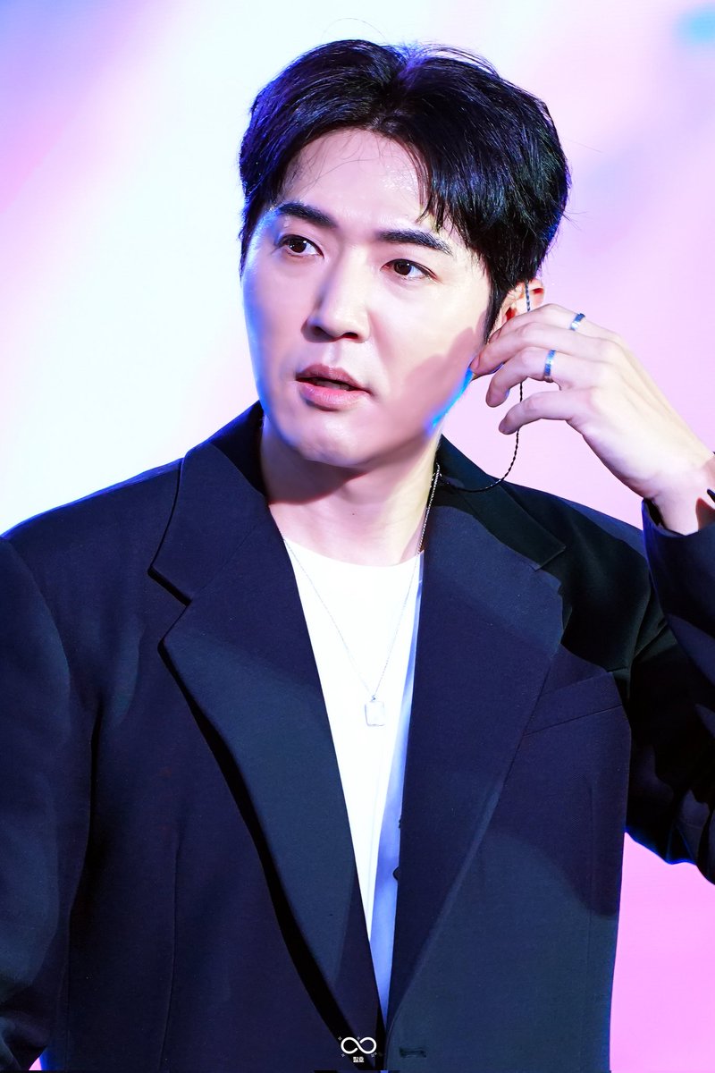 응원하는 팬들 목소리 들을려고 인이어 빼는 모먼트🩵

20250815 광복 80주년 서울시 기념 콘서트 <우리는 대한민국>

#지오디 #안데니 #데니안