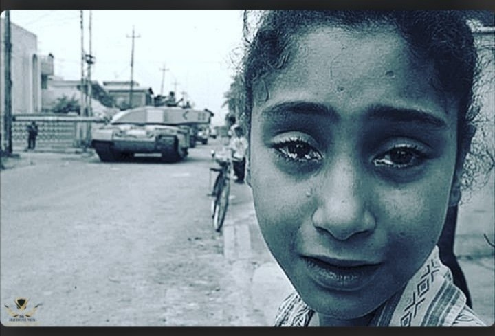 دَمعٌ لـبـغـــداد دَمعٌ بالـمَـلايـيــن ِمَن لي بـبـغــداد أبـكـيـها وتـبـكيـني
مَن لي ببغداد؟روحي بَعدَها يَبـسَـتْ وَصَوَّحـتْ بَعـدَهاأبـهـى ســناديـني
عـدْ بي إلـيهـا فـقـيرٌ بَعـدَهاوَجـعي فـقـيـرَة ٌأحـرُفي خـرْسٌ دَواويـني. انهيار طفلة لما شاهدت قوات الأمريكية تدخل بغداد