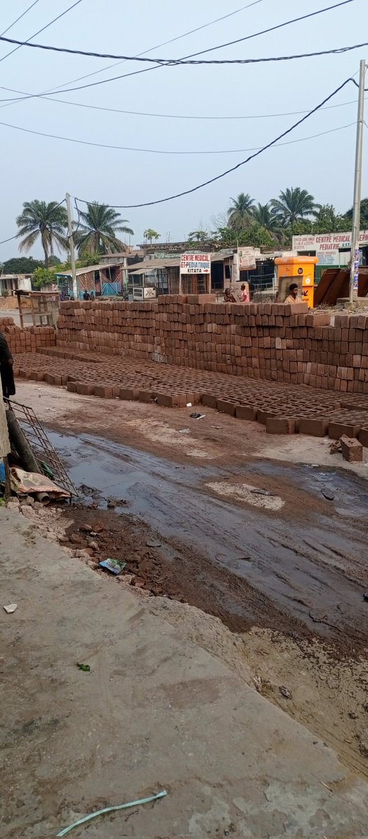 benjamin_dumu's tweet photo. "Bala-bala eza wenze" mot d'ordre du Gouverneur de Kinshasa mais non suivi d'effet. Ici nous sommes à Binza-UPN, croisement des avenues Marine et Kinshasa (prolongement Route Nzolana). Que fait le Bourgmestre et le Chef du Quartier. https://t.co/Y9reDi8yZN
