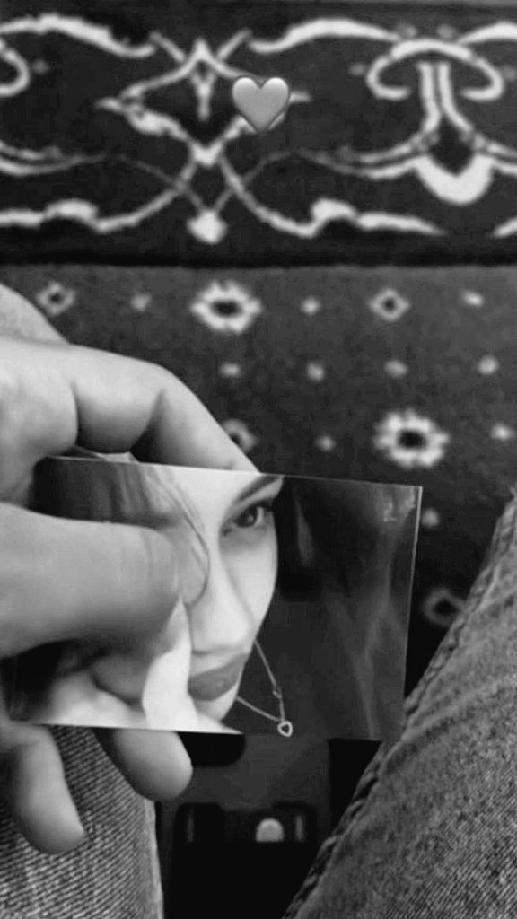 मैं जब भी माँगूँगा,
तुमसे तुम्हारा वक्त माँगूँगा,
कब,कहाँ,कैसे हो इसका ज़िक्र माँगूँगा,
वक्त-बेवक्त कॉल करने का हक़ माँगूँगा,
बिन बात के मेरे लड़ने पर तुम्हारा सब्र माँगूँगा,
अलसायी-सोयी सी तुम्हारी तस्वीर माँगूँगी,
मैं जब भी माँगूँगा
तुम्हें- तुमसे थोड़ा और माँगूँगा ❤❤