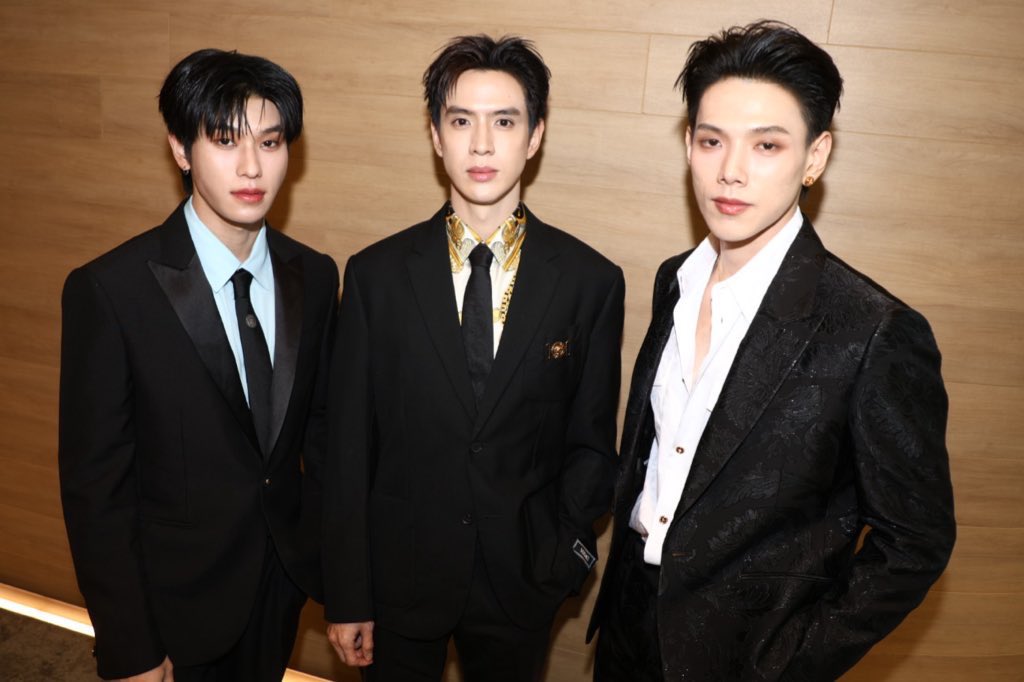 Oneconnection31's tweet photo. หล่อ x3 

#WeiboCulturalExchangeNight2025
#weibogala2025
#WeiboGalaxDaouOffroad
#Filmthanapat 
#DaouOffroad https://t.co/Gujk46Y8Jy