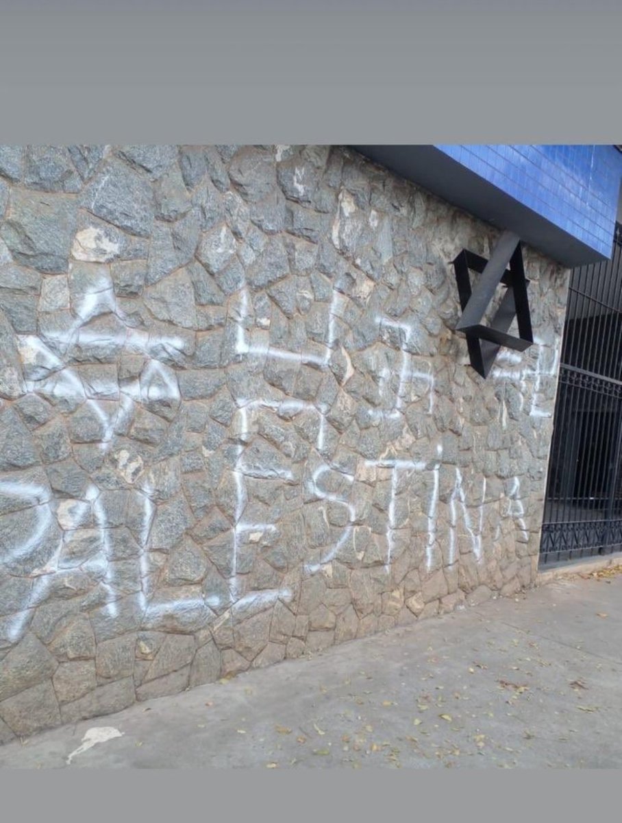 Michele Prado (@michelepradoba) on Twitter photo Há algo de MUITO GRAVE acontecendo no Brasil.
Cemitério judaico de Belo Horizonte vandalizado por extremistas racial/étnico/religioso e/ou ideologicamente motivados mas o <a href="/mdhcbrasil/">Ministério dos Direitos Humanos e da Cidadania</a>, o <a href="/igualracial_gov/">Ministério da Igualdade Racial 🇧🇷</a> e o <a href="/mjspgov/">Ministério da Justiça e Segurança Pública</a> não publicaram uma nota sequer repreendendo o ataque antissemita Há algo de MUITO GRAVE acontecendo no Brasil.
Cemitério judaico de Belo Horizonte vandalizado por extremistas racial/étnico/religioso e/ou ideologicamente motivados mas o <a href="/mdhcbrasil/">Ministério dos Direitos Humanos e da Cidadania</a>, o <a href="/igualracial_gov/">Ministério da Igualdade Racial 🇧🇷</a> e o <a href="/mjspgov/">Ministério da Justiça e Segurança Pública</a> não publicaram uma nota sequer repreendendo o ataque antissemita