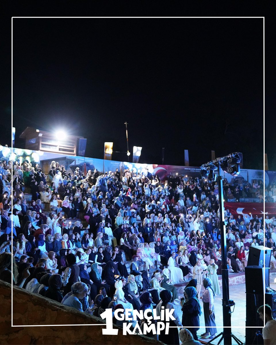 🎤 İlk #1GençlikKampı akşamımızda çok kıymetli konuklarımızı ağırladık. 

AK Parti Genel Başkan Yardımcımız, Çevre ve Şehircilik Politikaları Başkanımız Sn. <a href="/sevilay_tuncerr/">Sevilay TUNCER</a>, İl Başkan Yardımcımız, Çevre ve Şehir Politikaları Başkanımız Sn. <a href="/nuryuzbasioglu/">Z.Nurdoğan Yüzbaşıoğlu</a> ve İl Gençlik Kolları