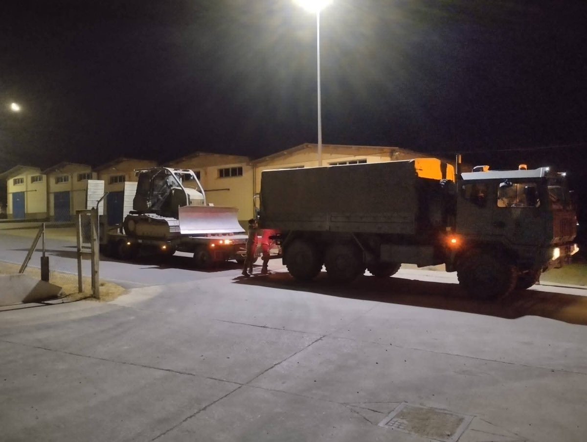 FUTER_ET's tweet photo. La Fuerza Terrestre aumenta su colaboración en la extinción de los incendios forestales.
A lo largo de la noche, maquinaria y personal de #RING1, #REI11, #BRILAT y #BrigadaGuzmánelBueno se han unido a los contingentes ya desplegados por #BRIPAC y #FAMET.
#SomostuEjército https://t.co/yLevT9VZZh