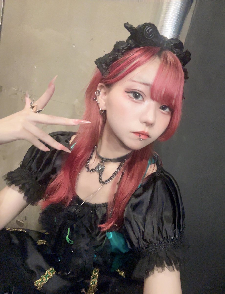 ✝︎ 2025.8.16 ✝︎ 早稲田ZONE-B 🌙
ありがとう🦴❤️‍🩹

今日はライブで初めて髪おろした！顔周りもすっきり！！超レア！！！ちょっと大人っぽいさこつさんだったかも✌🏻✌🏻

差し入れもいつもありがとーーーわたしの好みわかっててほんとに天才。大感謝😮‍💨💖💖