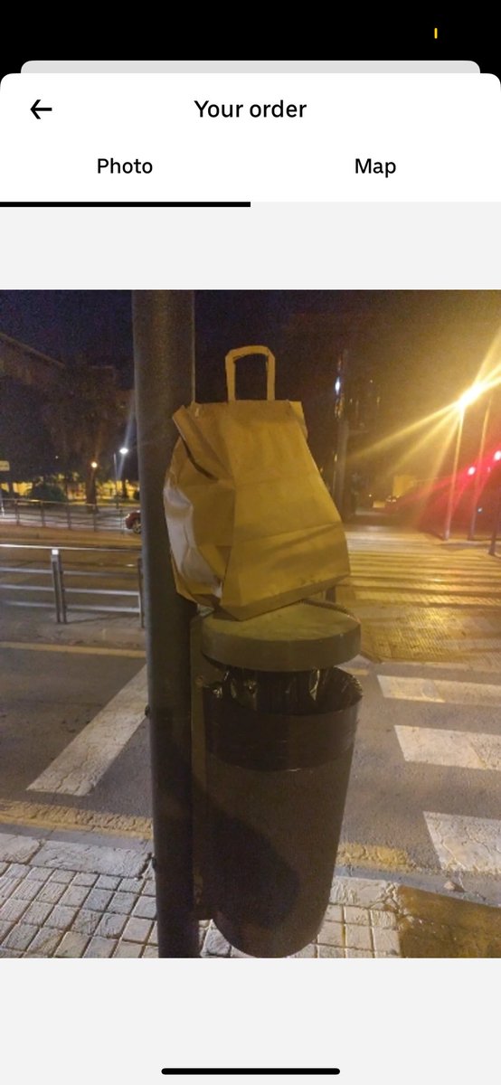 samoasans's tweet photo. Hace un par de días me entregaron el pedido a un 1km de mi casa casi y lo dejaron encima de una papelera. No lo encontré, ni siquiera me avisó, me enteré porq ponía entregado y está preciosa foto que adjunto. No quieren devolverme el dinero de algo que nunca llegó. @Uber_Support https://t.co/5NBYrlNUjh