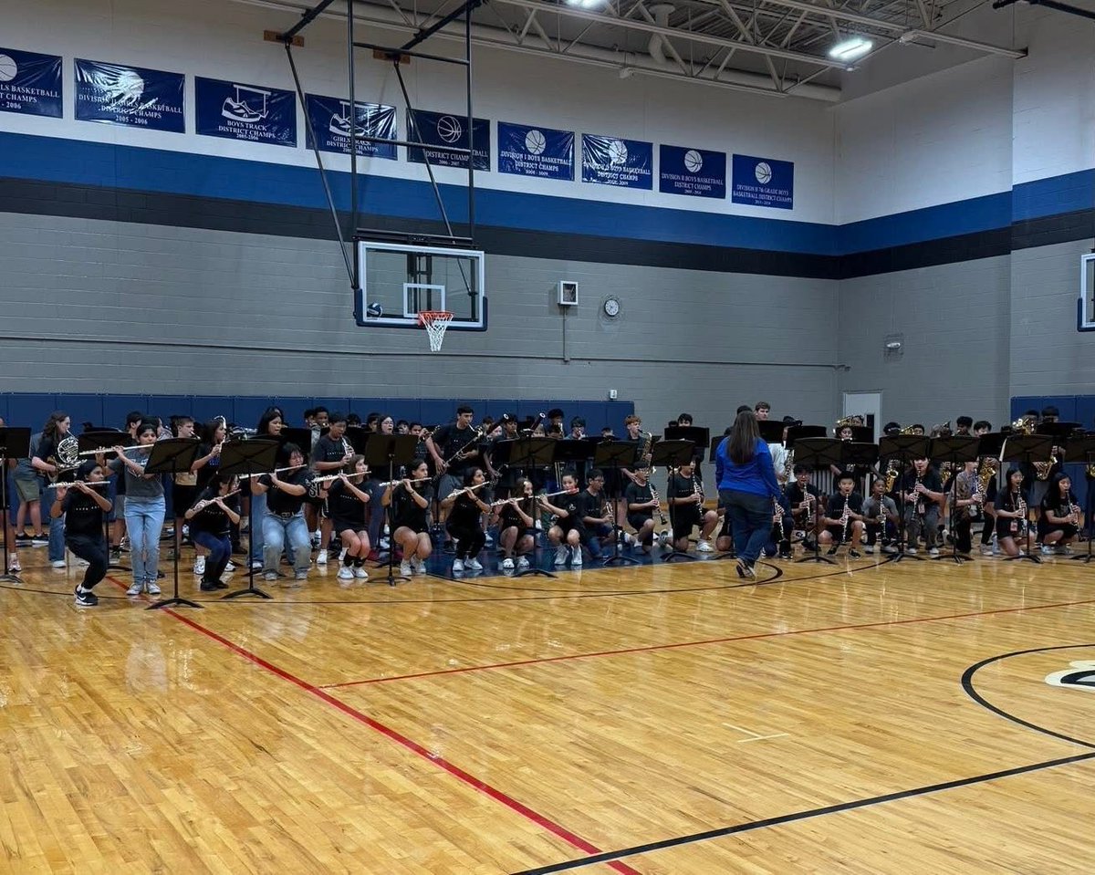 CreekValleyMS's tweet photo. We had an amazing first week of school! Wildcat Camp, 2 days of classes, and finished the week with our first pep rally! The grade levels competed, but after the Cheer Off 8th grade was victorious! #prideinside #OneLISD https://t.co/5pzN77HObR