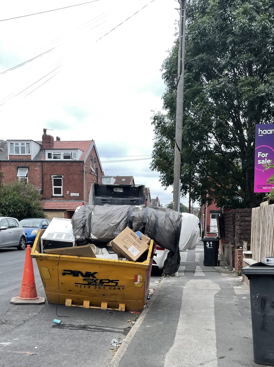 Seriously!! Why would you load up a skip like this, with the mattress hanging half way across the pavement .
#harehills