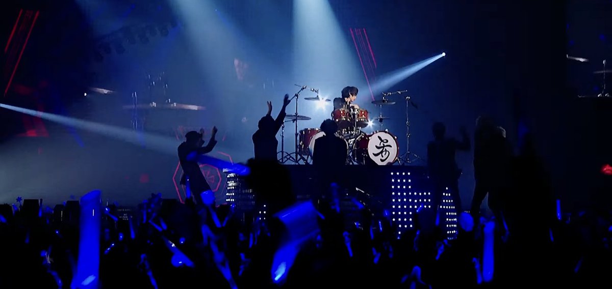 yuikuzoo's tweet image. ความฮ็อตของคอน 6 
สองกลองสองสไตล์ 
คอนแรกที่ชั้นไปดูคนเดียว 
และคอนสุดท้ายของคังมิน 🥲
ตอนที่ไทยเหมือนซองมินจะพึ่งมีข่าวมะ แต่เอ้วไทยก็ไม่ทำให้ผิดหวัง ตอนดูซองมินตีกลองคือดท่สุดๆ #supershow6 #SUPERWEEK_SS6 #superweek