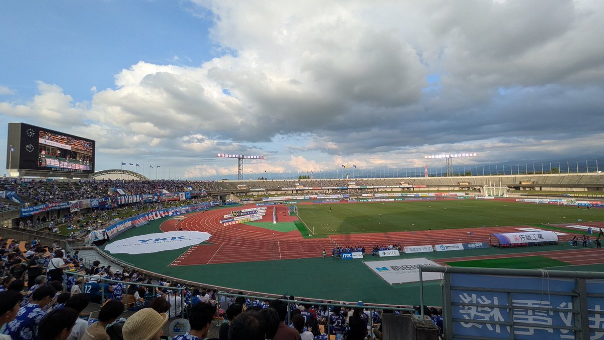 sumayataro's tweet photo. あのゴールから会場のボルテージは最高に🔥
帰省で来ていた子たちも初めてのサッカー観戦めっちゃ楽しかったー言ってました！連れてってよかった！
勝ったらもっとたのしーので次は勝利でお願いします！
#不屈
#カターレ富山
#實藤友紀 https://t.co/015zQUpVTN