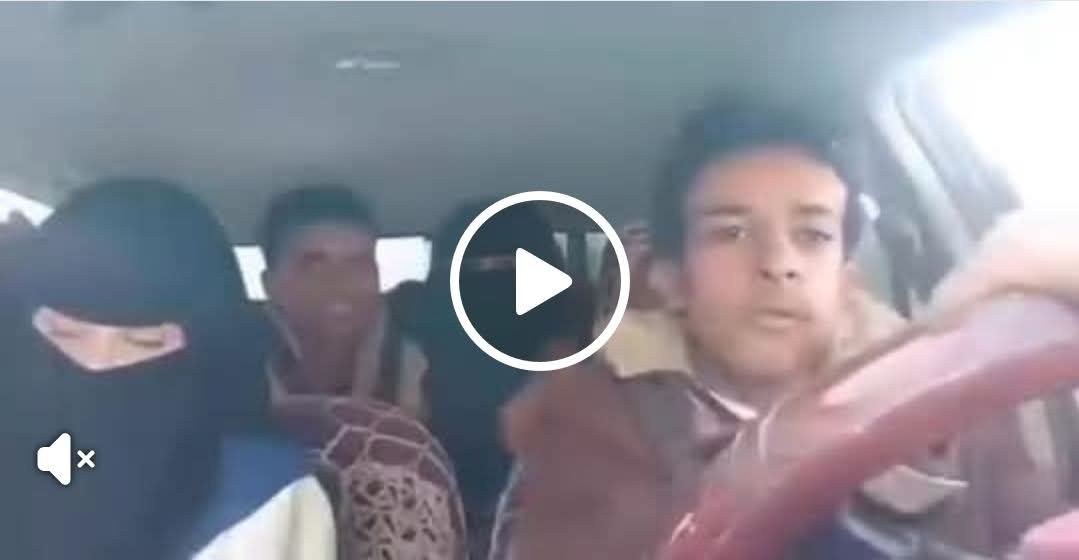مصدر أمني بشرطة العاصمة صنعاء #لمنصة_الكاشف# يؤكد ضبط ثلاثه أشخاص لقيامهم  بأعمال مخلة بالآداب العامة، حيث  قام المتهمين بتصوير ونشر مقطع فيديو على مواقع التواصل، تضمّن ممارسات تتنافى مع القيم الدينية والأخلاقية والأعراف المجتمعية، وجاري استكمال الإجراءات القانونية بحقهم