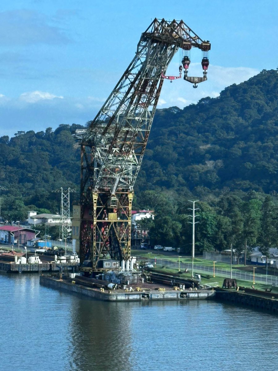 ATENCIÓN PANAMA: 
DESPUÉS DE SERVIR AÑOS AL CANAL ME QUIEREN DESMANTELAR… 

Soy parte de la historia de la humanidad: ￼Soy la grúa “Titán” una gigantesca grúa, construida por Demag A. G. en 1941 en Bremerhaven, Alemania, para sacar los submarinos nazis del agua para su