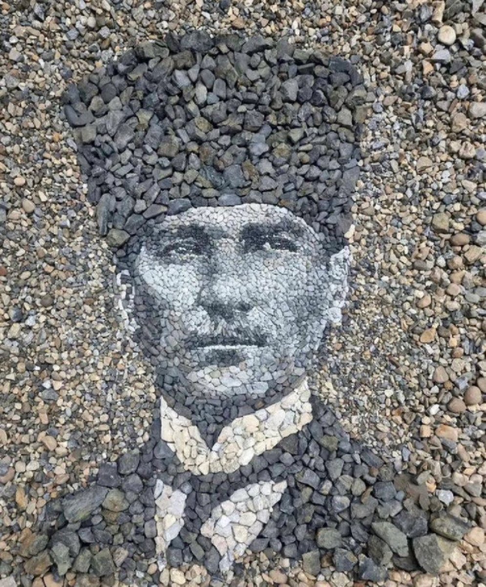 Sanatçı Justin Bateman’ın çakıl taşlarıyla yapmış olduğu “Atatürk Portresi”.