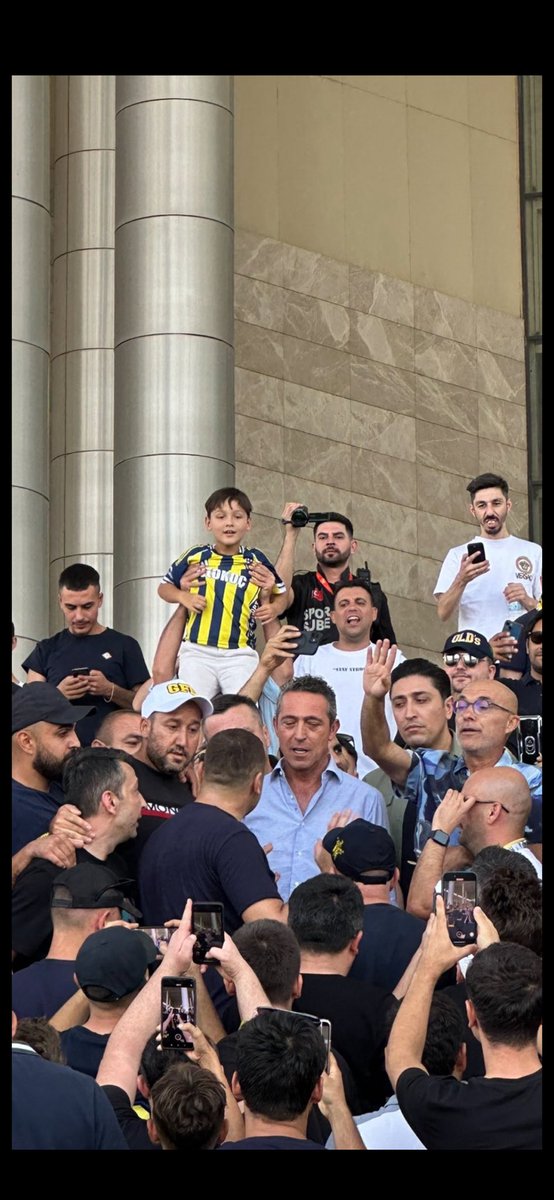 Başkan Ali Koç ve YK üyeleri Gaziemir Fuar alanında toplanan taraftarların yanına geldi. Burada 5 YK üyesi kaldı. Taraftarlarla birlikte otobüs ile stadyuma gidecekler.