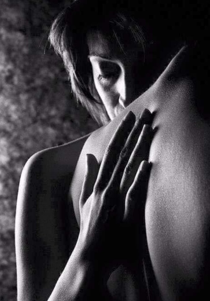 "Priorità... se non lo sei per chi ami, forse meglio voltare pagina, altrimenti sarà la vita a farlo senza pietà.
Priorità, parola magica per chi ama e per chi è amato. Tutto il resto sono solo parole; parole al vento."
Scimonelli G.
🖤
Modà
ODIAMI
youtu.be/pgQcA86WvfY?si…
🌹🖤🎼