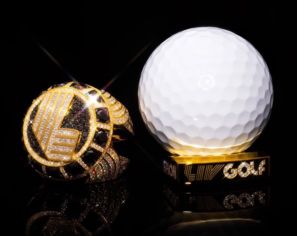 NUCLRGOLF's tweet image. 🚨🏆💍 #BLING BLING — LIV Golf unveils their 2025 Individual Champion Ring which comes in at 80 grams of solid 14k gold anchor, 13 carats of diamonds – 7 carats white, 6 carats black.

(💎 @BENBALLER | @ifandco)