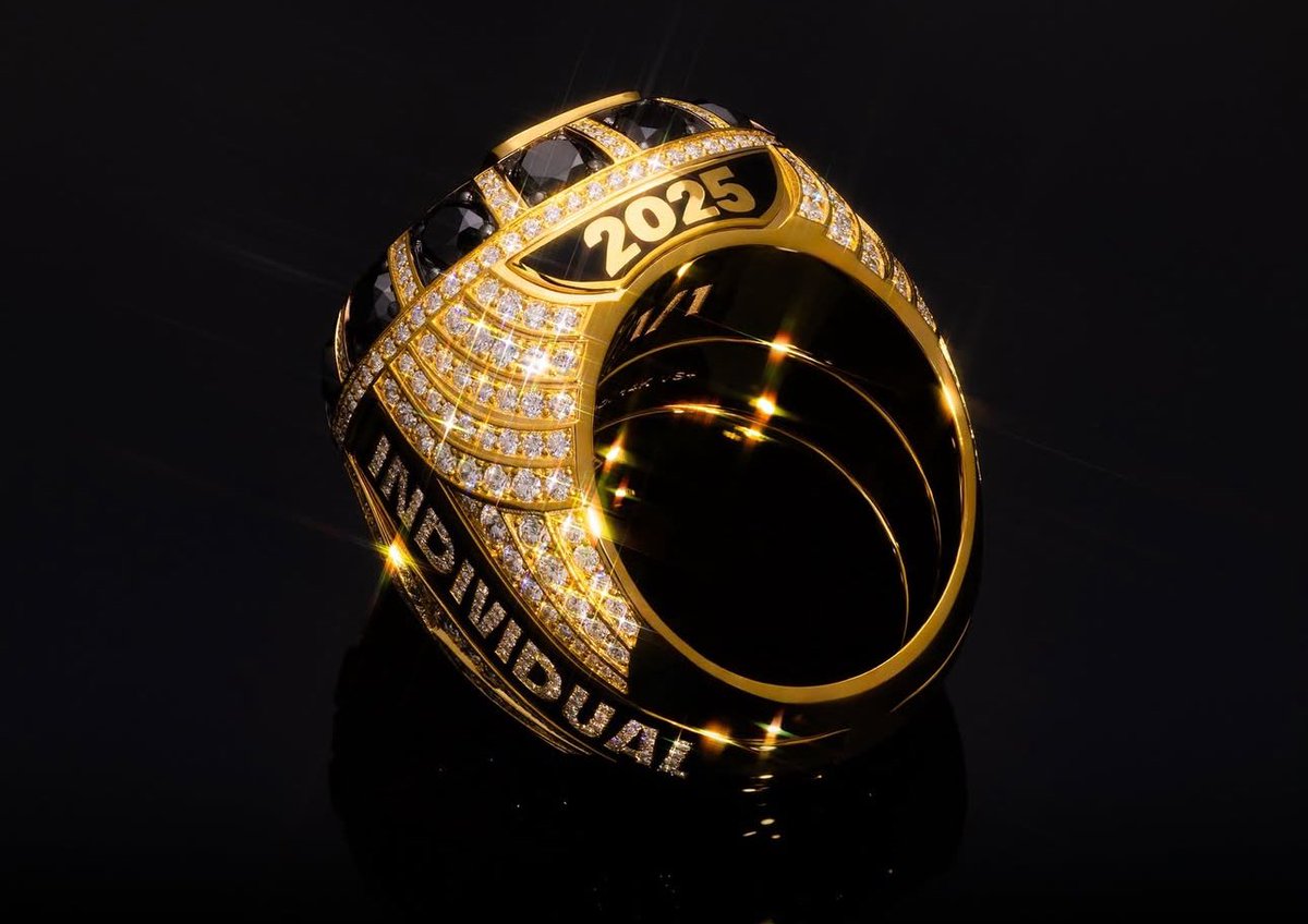 NUCLRGOLF's tweet image. 🚨🏆💍 #BLING BLING — LIV Golf unveils their 2025 Individual Champion Ring which comes in at 80 grams of solid 14k gold anchor, 13 carats of diamonds – 7 carats white, 6 carats black.

(💎 @BENBALLER | @ifandco)
