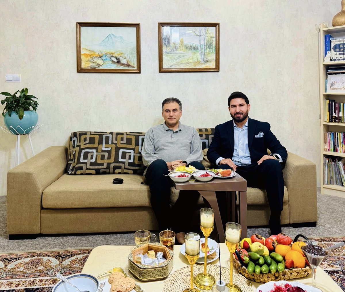 Yek ji hêja û giranbihayên Kurdistana mezin. Dr Lezgîn Çalî,

Bira û hevalê qedirgiran.

Hevdîtinek xweş bû li mala wî, li Pîrmam/Hewlêrê,
tije ji bîranîn û axaftinên xweş.

Xwedê saxî û silametiyê bide te Dr Lezgînê Çalî Lezgin Chali

شخصية رفيعة ومؤثرة في كوردستان الكبرى