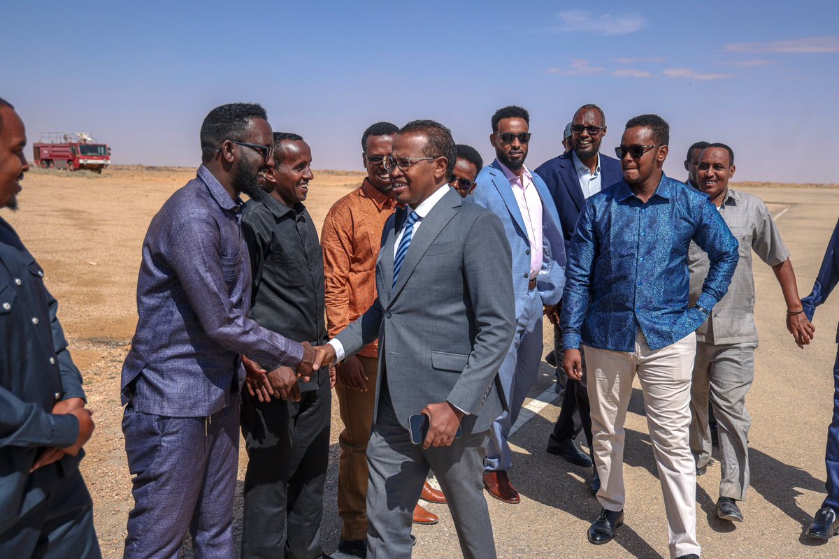 moerccpl's tweet photo. 📍Garowe: The Minister @FaroleJr , has returned to Garowe from an official mission abroad. He was warmly received at Gen. Mohamed Abshir Airport by government officials and members of the community.
#MOERCC #ClimateAction #Environment #Puntland https://t.co/wTaIGcJdMB