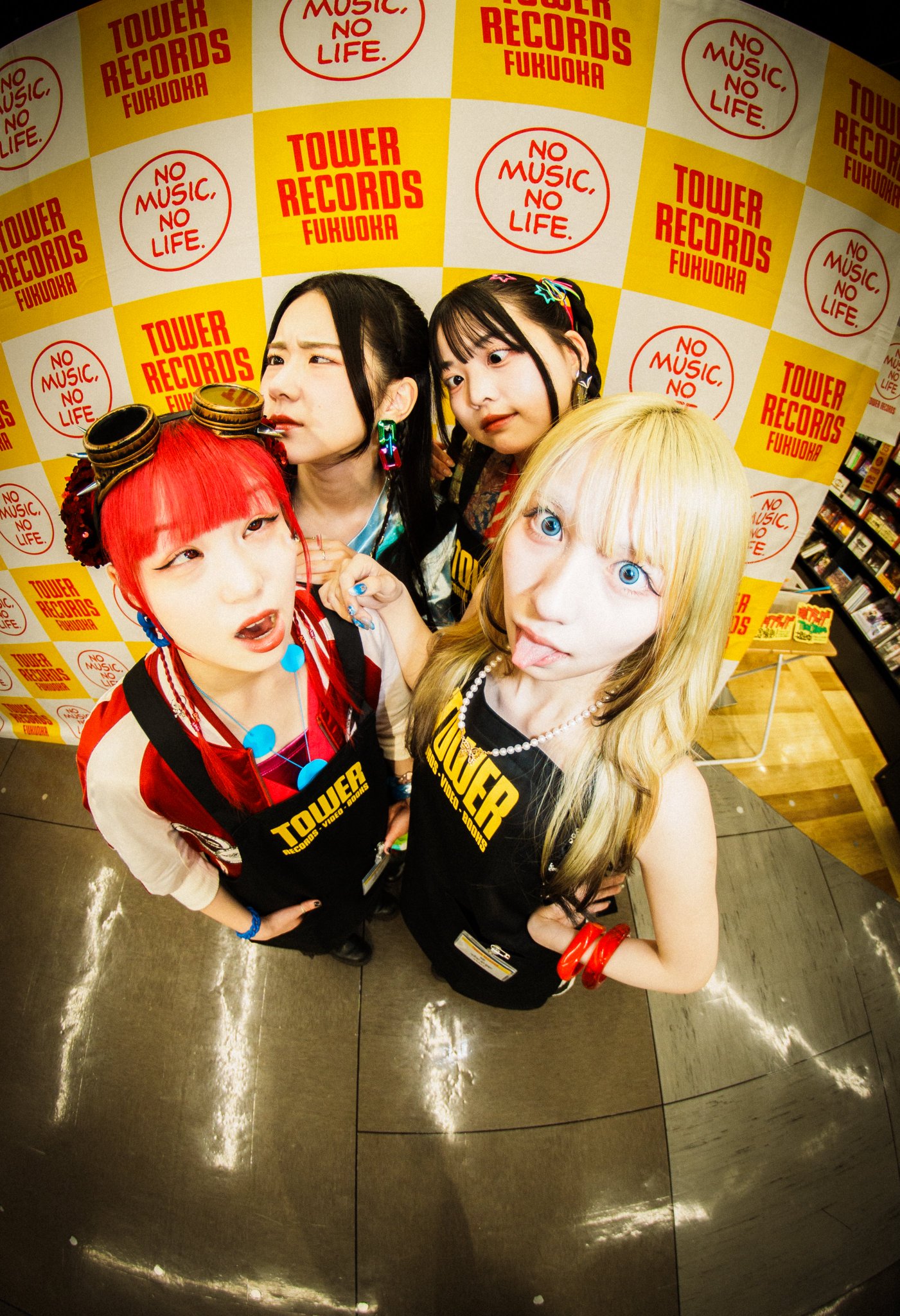 16.QWER discord  タワレコ 渋谷限定 特典 トレカ マゼンタ タワーレコード渋谷店 on X: 