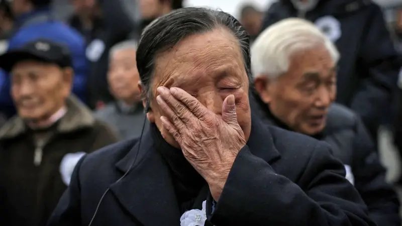 2022meimei3's tweet photo. BBCが南京デマ映画の広告を始めました。

記事の中身は「人々が川沿いに並ばされ銃撃が始まり、母親の腕の中で泣いていた赤ちゃんを日本兵が掴んで地面に叩きつけた」等と中国政府のフィクション映画が事実の様に記載されています。

日本軍が南京で行った残虐行為では、30万人以上の民間人と中国兵が殺害されたとされる。また、約2万人の女性が性的暴行を受けた。
特に痛みを伴う論��の一つが、「慰安婦」問題だ。
約20万人の女性が日本軍の慰安所で働かされ、性的暴行を受けた。などと南京と慰安婦もごちゃ混��に。

この記事を書いてるライターはファン・ワンと言う中国系ですが、イギリス国営メディアが南京大虐殺30万人デマを、わざわざ🇨🇳に書かせ拡散するとは
https://t.co/VVvCbtDO8U