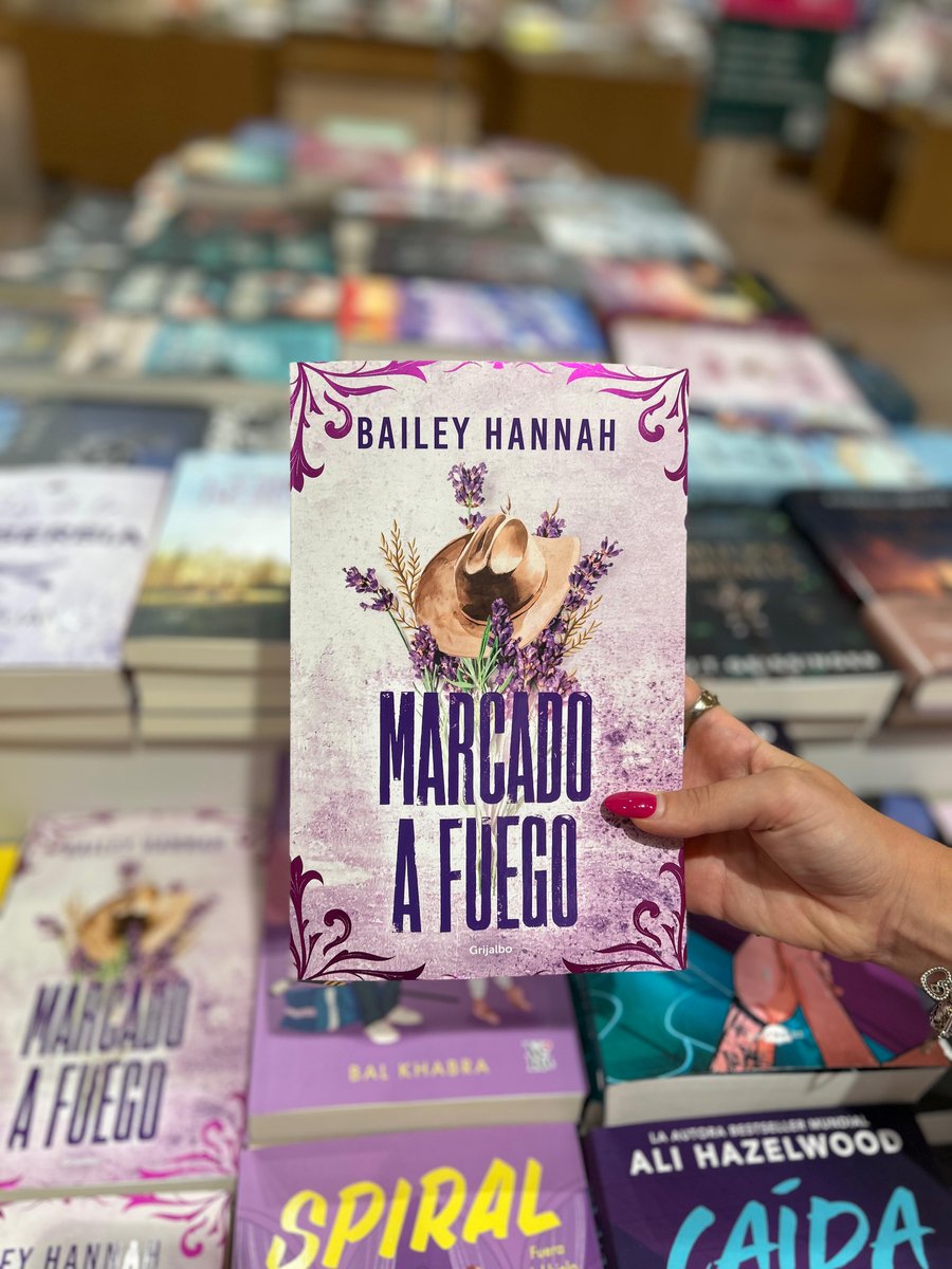 Casa del Libro (@casadellibro) on Twitter photo ¡Menudo cowboy romance! 🤠
Empieza a leer "Marcado a fuego" de Bailey Hannah, una chica de ciudad que se encuentra de repente trabajando en un rancho con un jefe tan malhumorado como atractivo. ¡Aquí saltan chispas! 🔥
👉ow.ly/N9Cz50WAxx3
<a href="/penguinlibros/">Penguin España 🐧📚</a> ¡Menudo cowboy romance! 🤠
Empieza a leer "Marcado a fuego" de Bailey Hannah, una chica de ciudad que se encuentra de repente trabajando en un rancho con un jefe tan malhumorado como atractivo. ¡Aquí saltan chispas! 🔥
👉ow.ly/N9Cz50WAxx3
<a href="/penguinlibros/">Penguin España 🐧📚</a>