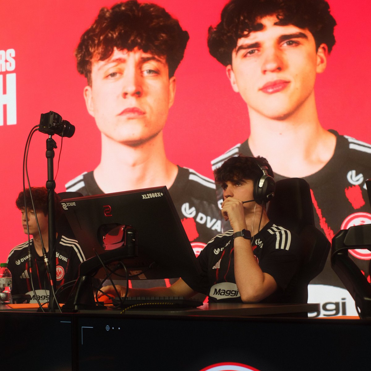 Eintracht VALORANT (@eintrachtvalo) on Twitter photo Fokus on Point💯 Bald gehts los! Alle ab auf die Plätze oder rein in den Stream!🦅 Fokus on Point💯 Bald gehts los! Alle ab auf die Plätze oder rein in den Stream!🦅