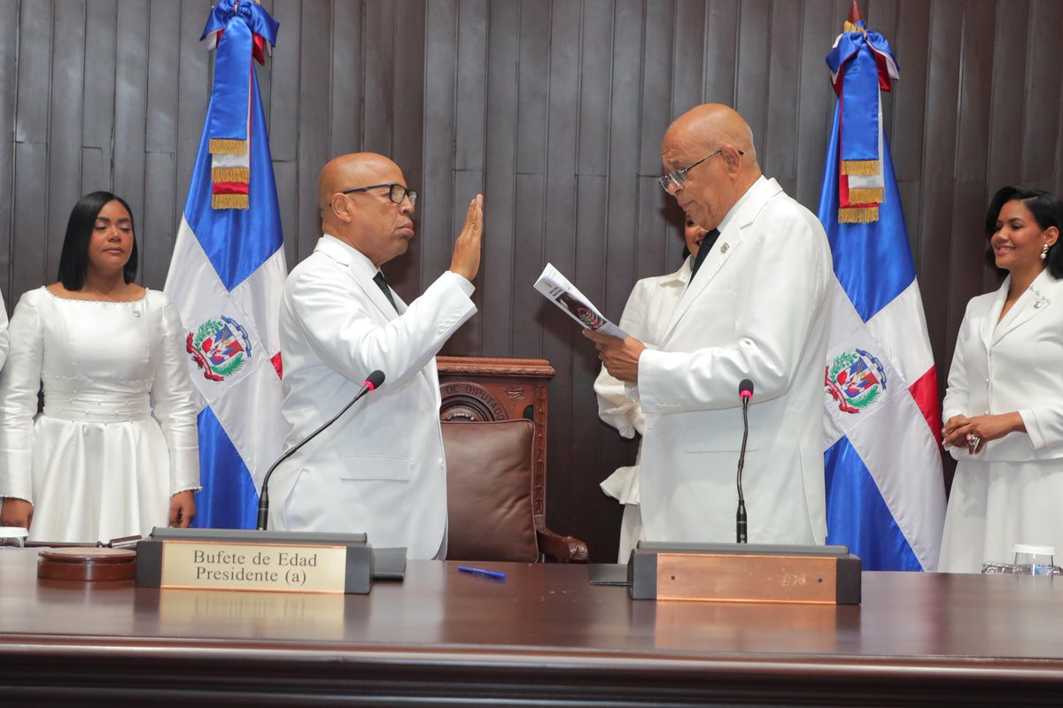 DiputadosRD's tweet photo. El presidente del Bufete de Edad, Miguel Espinal (@miguelespinalm), juramenta al Alfredo Pacheco (@Pachecoalfredoo) quien a sido elegido a unanimidad, para presidir esta Cámara de Diputados. #DiputadosRD #SegundaLegislaturaCD https://t.co/Q1J5Cd3zDK